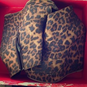 Chinese Laundry Leopard print Wedges - Size 9